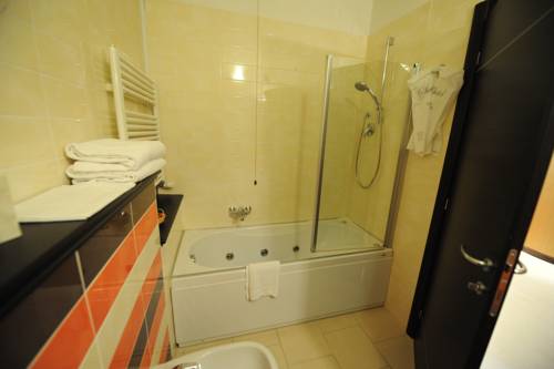 Imagen de la habitación del Hotel Donatello Imola. Foto 16