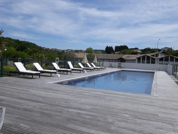 Imagen de la piscina del Hotel Donibane. Foto 15