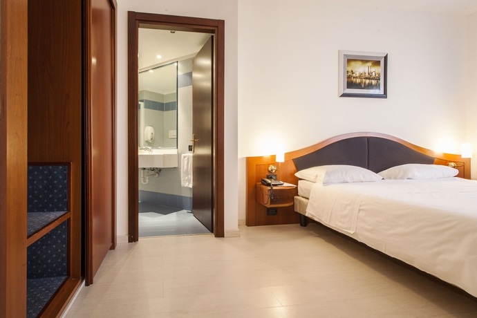 Imagen de la habitación del Hotel Donizetti. Foto 3