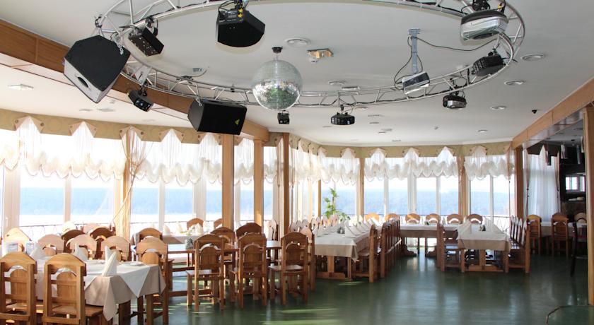 Imagen del bar/restaurante del Hotel Donjon Hotel. Foto 3