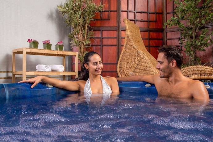 Imagen de la piscina del Hotel Donna Laura Palace. Foto 17