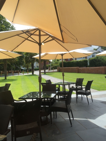 Imagen de los exteriores del Hotel Donnington Manor. Foto 12