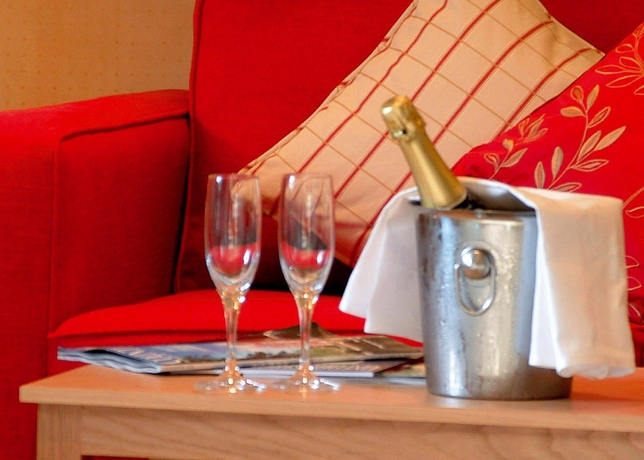 Imagen del bar/restaurante del Hotel Donnington Valley and Spa. Foto 2