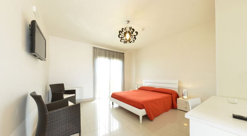 Imagen de la habitación del Hotel Donnosanto. Foto 16