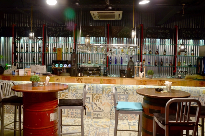 Imagen del bar/restaurante del Hotel Don's Den. Foto 2