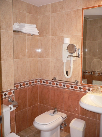 Imagen de la habitación del Hotel Do&ntilde;a Blanca, Sierra de Albarrac&iacute;n. Foto 2
