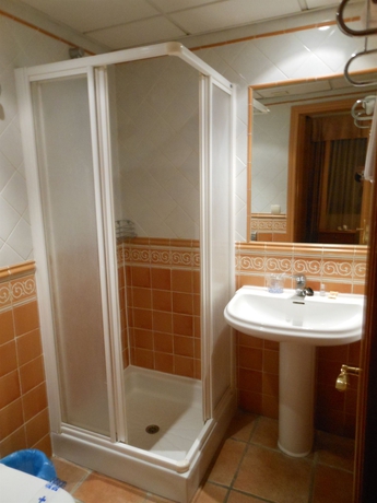 Imagen de la habitación del Hotel Doña Catalina. Foto 7