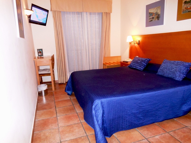 Imagen de la habitación del Hotel Doña Catalina. Foto 10