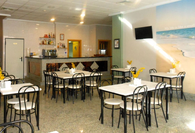 Imagen del bar/restaurante del Hotel Doña Catalina. Foto 4