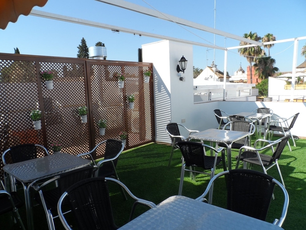 Imagen de los exteriores del Hotel Doña Lina. Foto 16