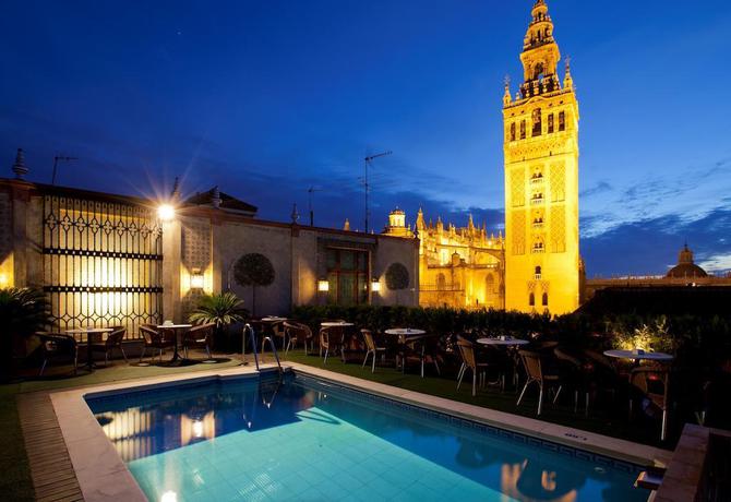 Imagen de la piscina del Hotel Doña Maria, Sevilla. Foto 17