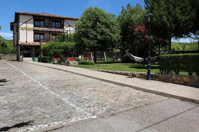 Imagen de los exteriores del Hotel Doña Sancha. Foto 6