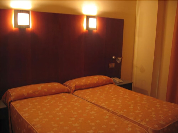 Imagen de la habitación del Hotel Doña Urraca. Foto 7