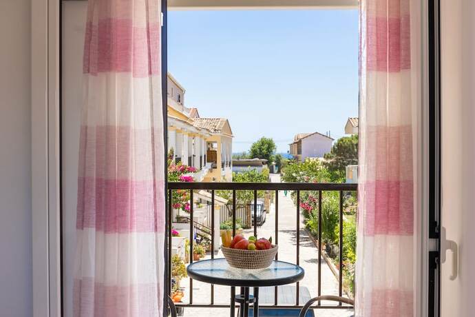 Imagen general del Hotel Dora Pool Studios by Konnect, 150m from the Beach. Foto 5