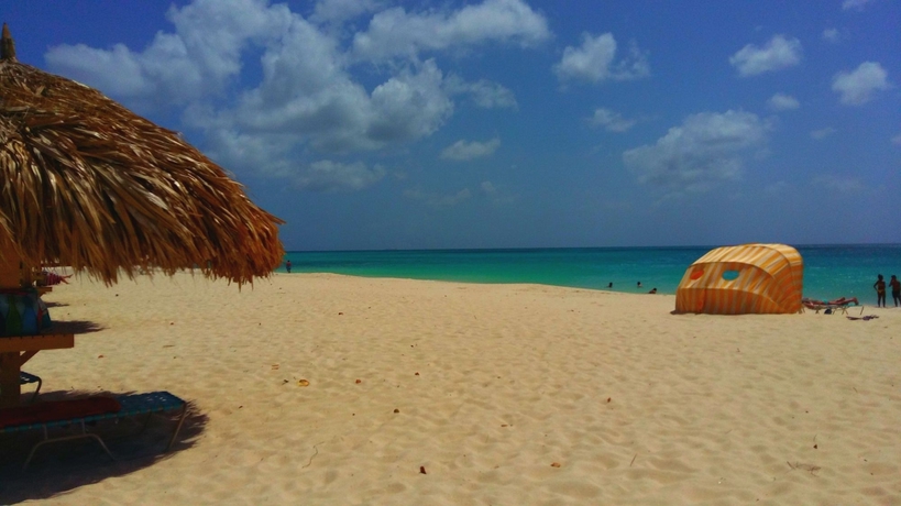 Imagen de los exteriores del Hotel Dorado Eagle Beach. Foto 15