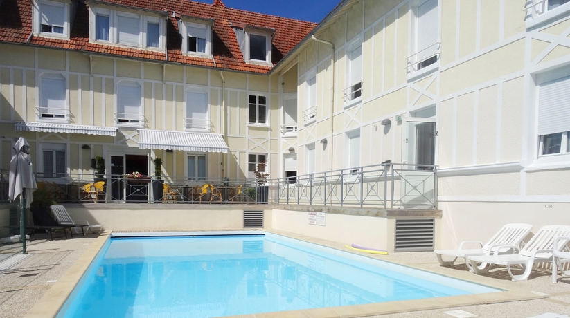 Imagen de la piscina del Hotel D'orbigny. Foto 12