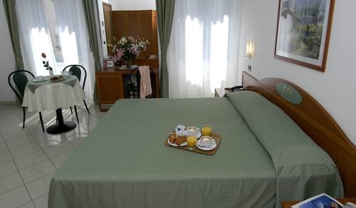 Imagen de los exteriores del Hotel Dorè. Foto 9