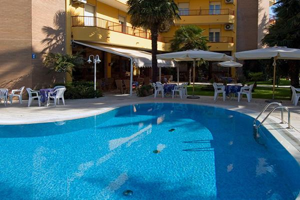 Imagen de la piscina del Hotel Doria, Garda. Foto 6