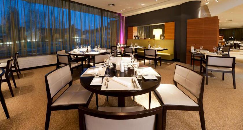 Imagen del bar/restaurante del Hotel Dorint Am Heumarkt K&ouml;ln. Foto 2