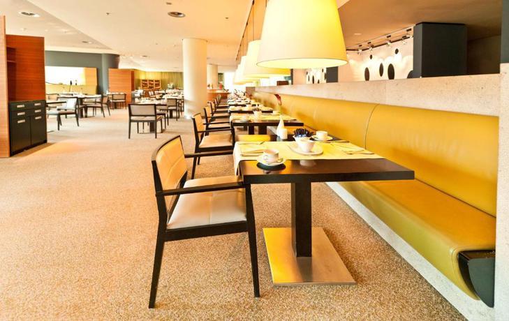 Imagen del bar/restaurante del Hotel Dorint Am Heumarkt K&ouml;ln. Foto 4