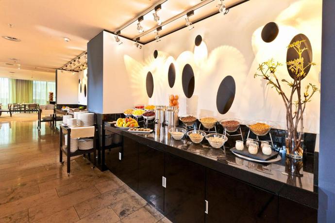 Imagen del bar/restaurante del Hotel Dorint Am Heumarkt K&ouml;ln. Foto 5