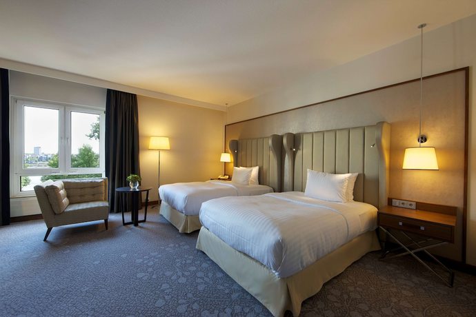 Imagen de la habitación del Hotel Dorint Bonn. Foto 9