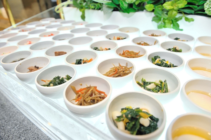 Imagen del bar/restaurante del Hotel Dormy Inn Premium Seoul Garosugil. Foto 9