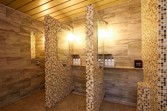 Imagen de la piscina del Hotel Dormy Inn Seoul Gangnam. Foto 16