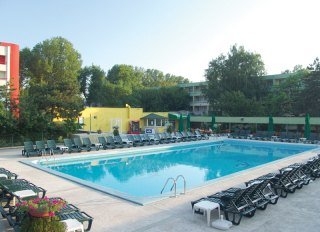 Imagen de la piscina del Hotel Dorna. Foto 4