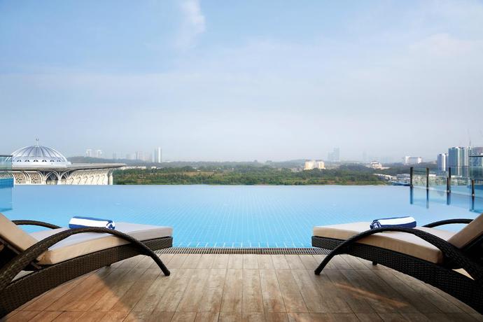 Imagen de la piscina del Hotel Dorsett Putrajaya. Foto 11