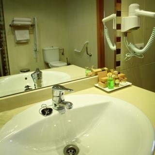 Imagen de la habitación del Hotel Dos Hermanas. Foto 13