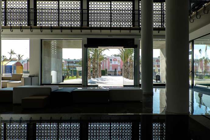 Imagen de los interiores del Hotel Dos Playas - 30º Hotels. Foto 18