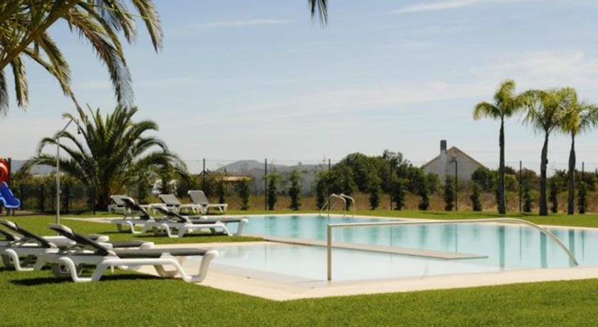 Imagen de la piscina del Hotel Dos Zimbros. Foto 5