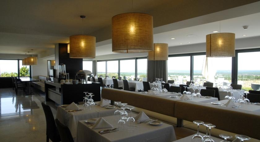 Imagen del bar/restaurante del Hotel Dos Zimbros. Foto 2