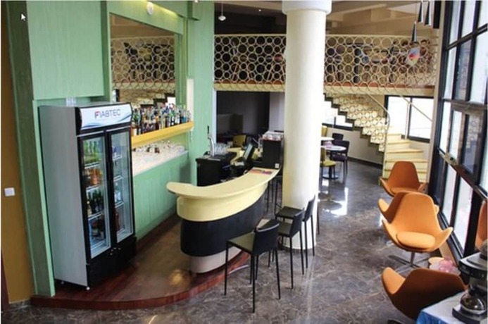 Imagen del bar/restaurante del Hotel Douala Design. Foto 13