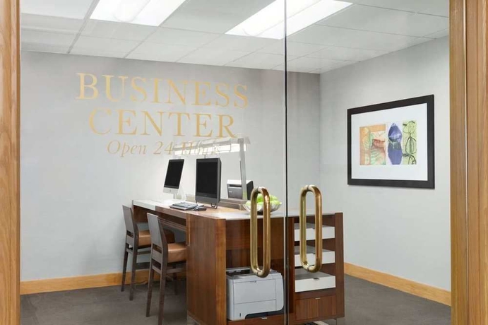 Imagen de los interiores del Hotel DoubleTree Newark Penn Station. Foto 13