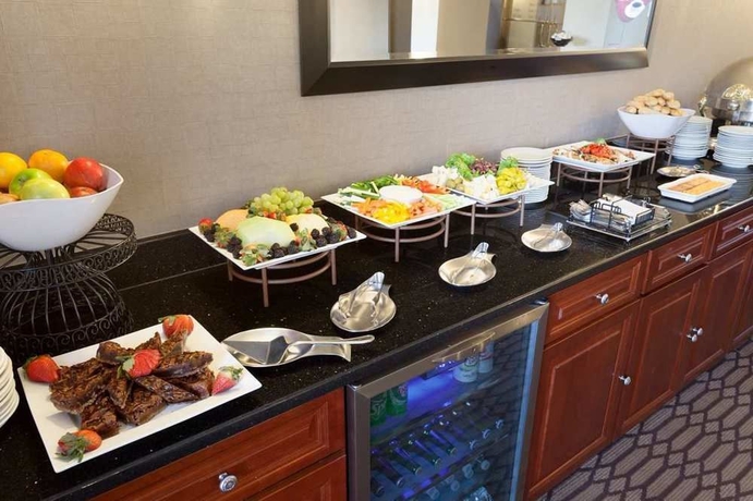 Imagen del bar/restaurante del Hotel DoubleTree Newark Penn Station. Foto 4