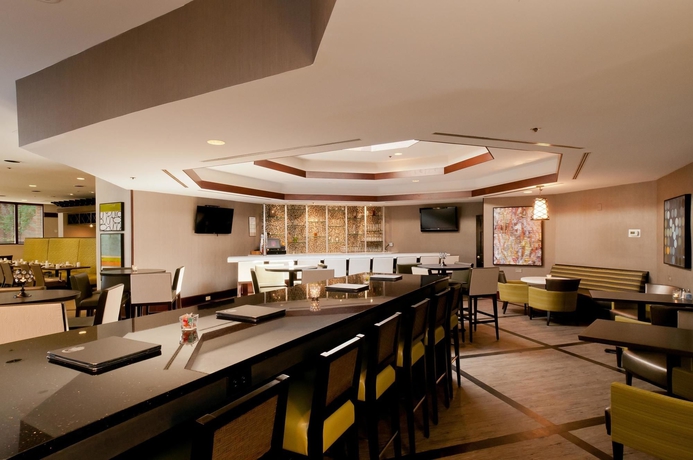 Imagen del bar/restaurante del Hotel DoubleTree Suites by Hilton Charlotte/SouthPark. Foto 3