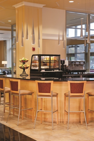 Imagen del bar/restaurante del Hotel DoubleTree Suites by Hilton Hotel Detroit Downtown - Fort Shelby. Foto 3