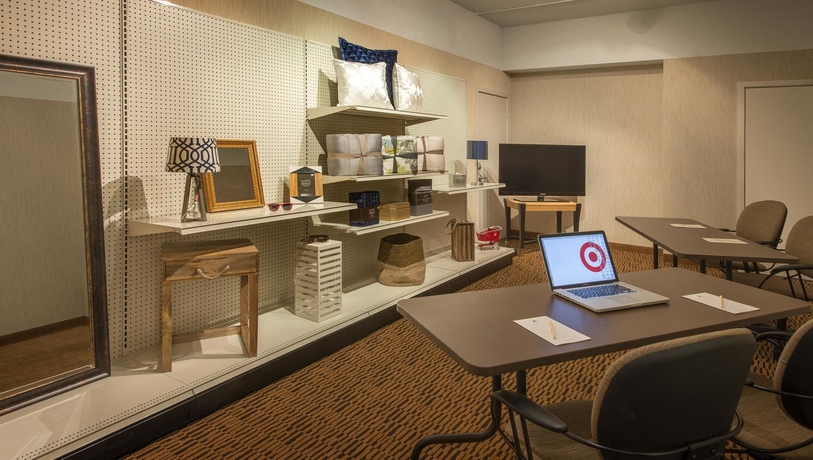 Imagen de los interiores del Hotel DoubleTree Suites by Hilton Minneapolis. Foto 9