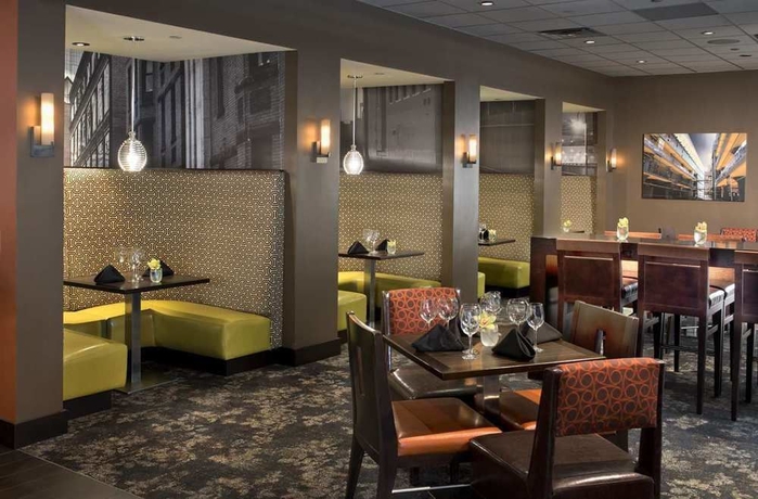 Imagen del bar/restaurante del Hotel DoubleTree Suites by Hilton Minneapolis. Foto 3