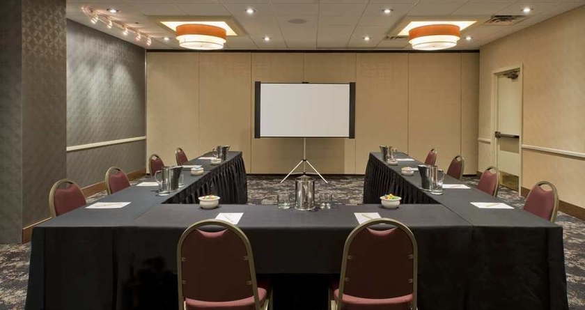 Imagen de los interiores del Hotel DoubleTree Suites by Hilton Minneapolis. Foto 12