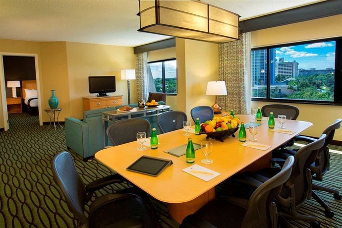 Imagen de la habitación del Hotel DoubleTree Suites by Hilton Orlando - Disney Springs. Foto 5