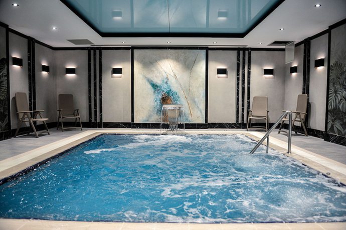 Imagen de la piscina del Hotel DoubleTree by Hilton Afyonkarahisar. Foto 18