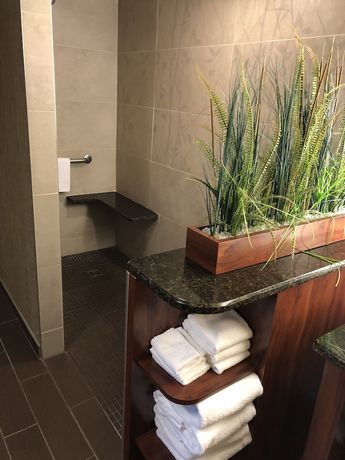 Imagen de la habitación del Hotel DoubleTree by Hilton Akron Fairlawn. Foto 6