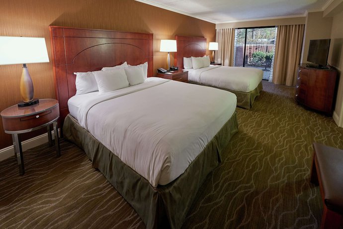 Imagen de la habitación del Hotel DoubleTree by Hilton Akron Fairlawn. Foto 9