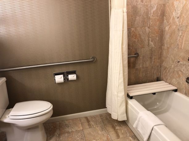 Imagen de la habitación del Hotel DoubleTree by Hilton Akron Fairlawn. Foto 10