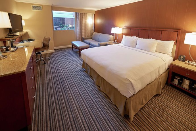 Imagen de la habitación del Hotel DoubleTree by Hilton Akron Fairlawn. Foto 12