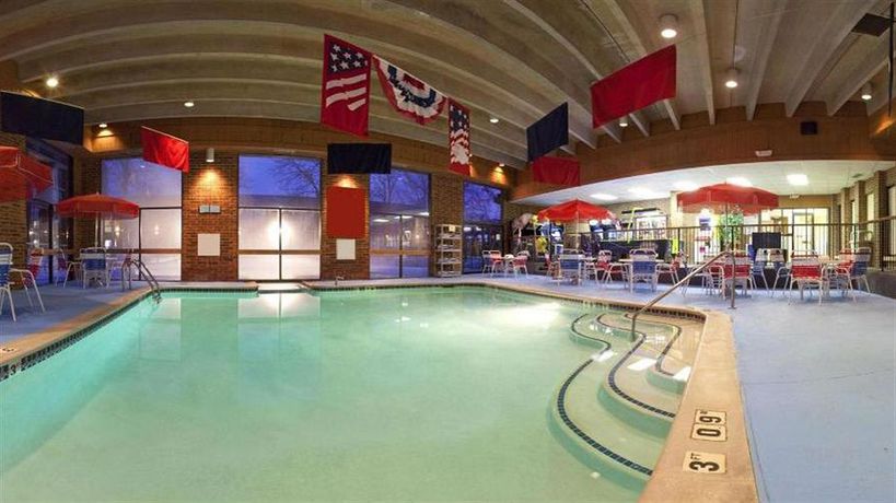 Imagen de la piscina del Hotel DoubleTree by Hilton Ann Arbor North. Foto 18