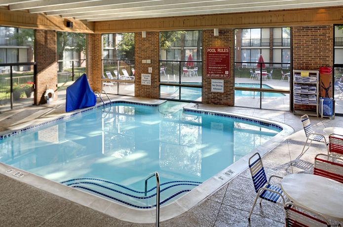 Imagen de la piscina del Hotel DoubleTree by Hilton Ann Arbor North. Foto 19